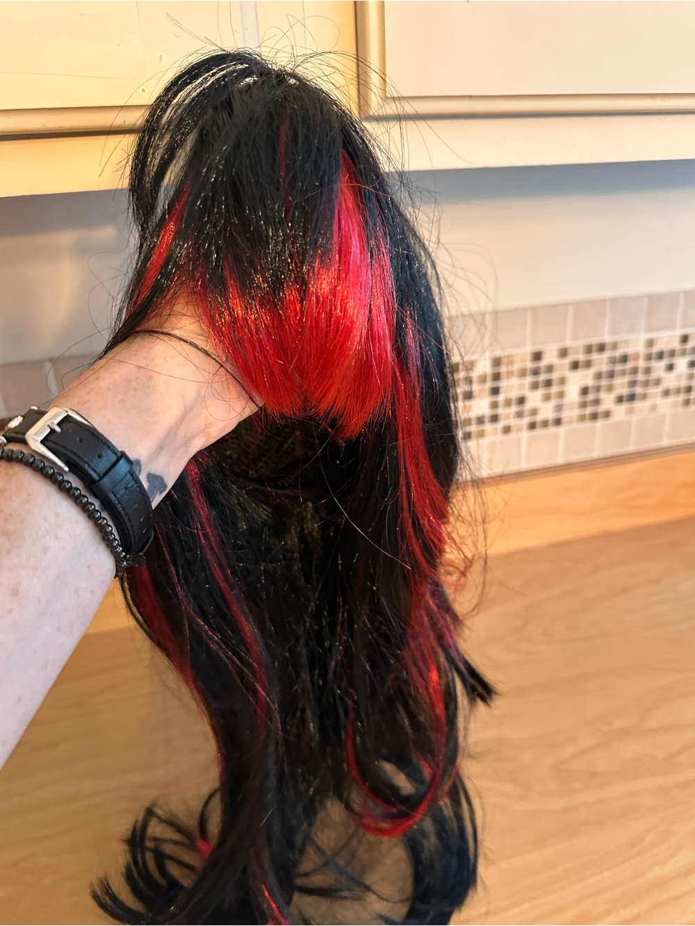 Halloween wig Black and reddish long layered hair - Picture 3 of 10